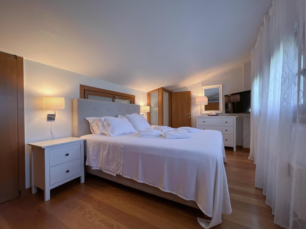 Heaven Luxury Villa Néa Róda Eksteriør bilde