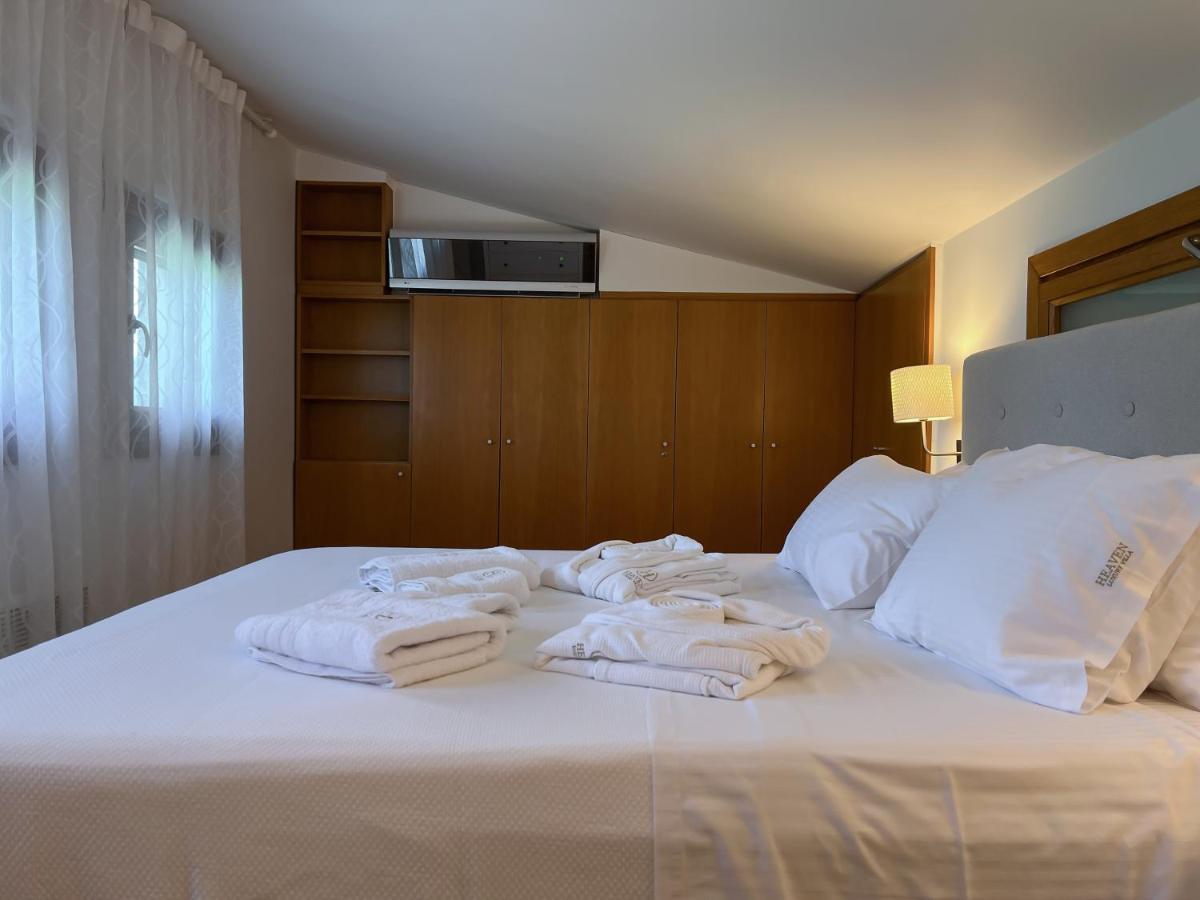 Heaven Luxury Villa Néa Róda Eksteriør bilde